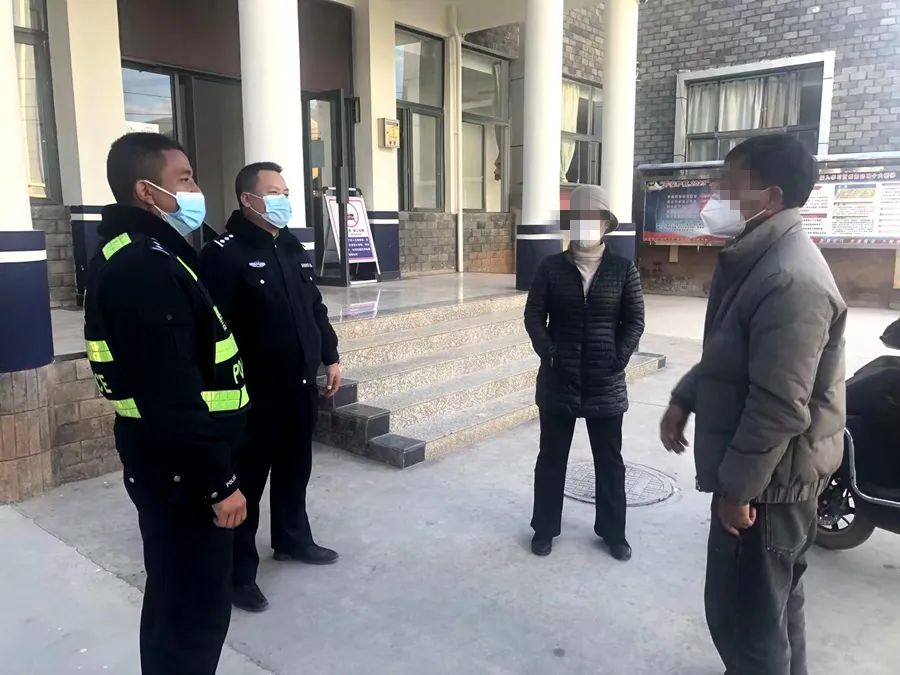 遇到车辆随意停放  他一气之下砸了车窗