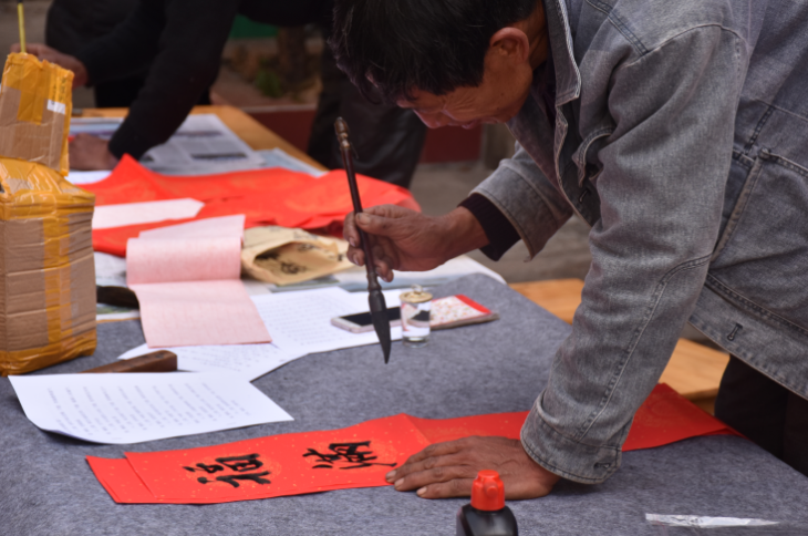 民革丽江市总支部开展社会服务送春联活动 (1).png