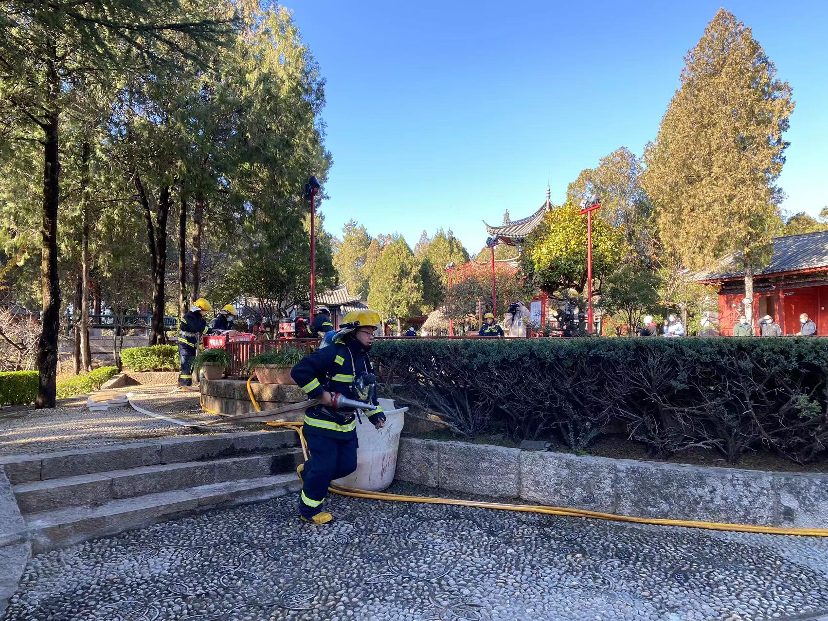 筑牢安全防火墙  丽江古城狮子山景区开展森林防火基础培训和应急演练 (2).jpg