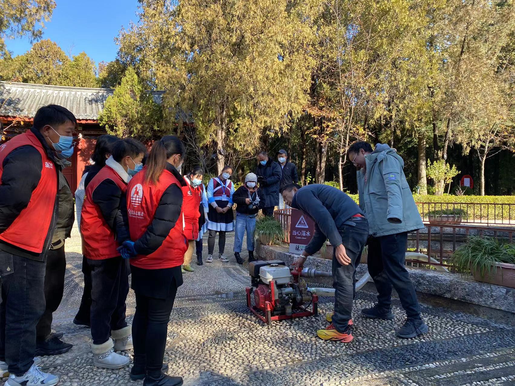 筑牢安全防火墙  丽江古城狮子山景区开展森林防火基础培训和应急演练 (4).jpg