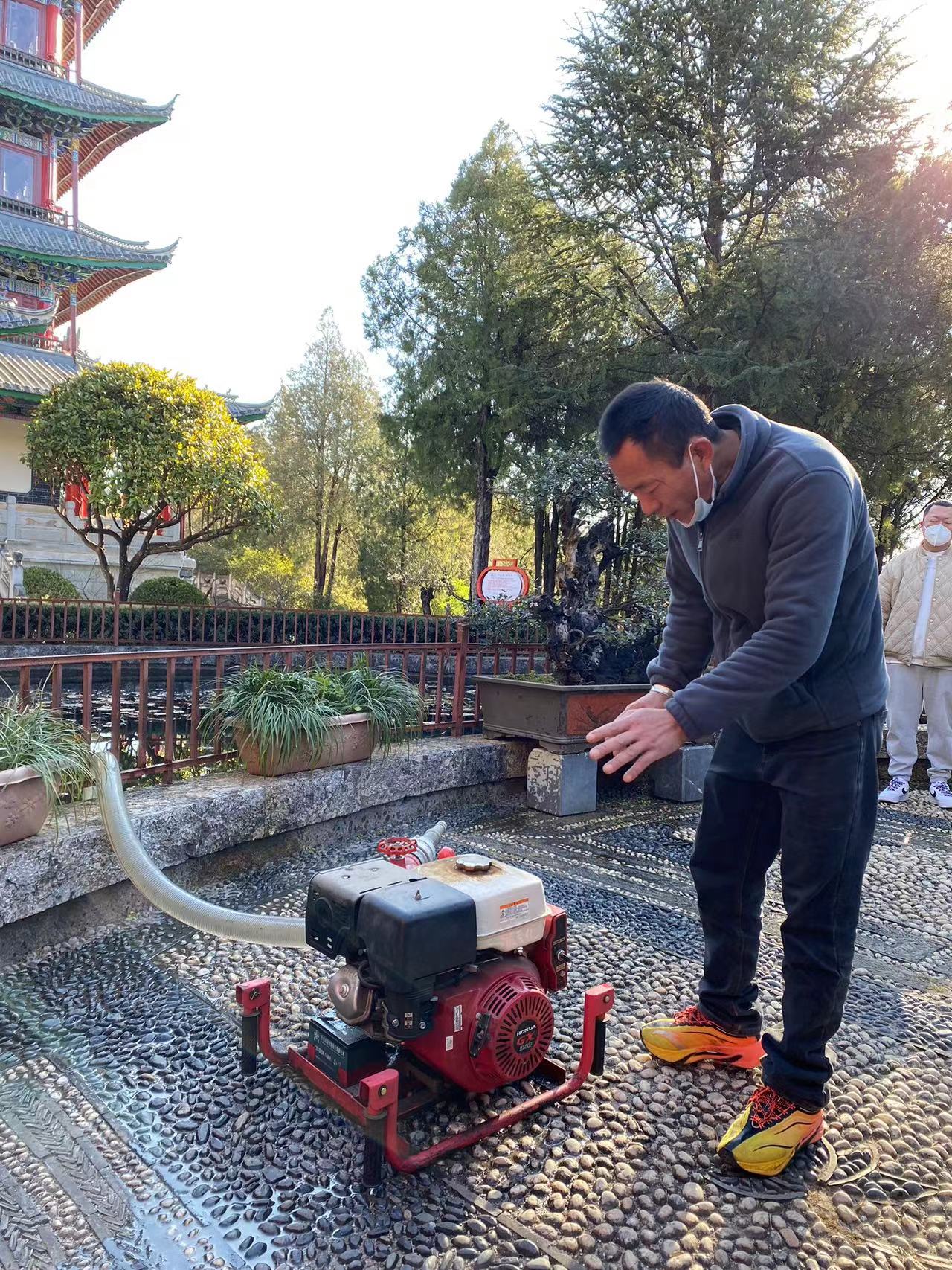 筑牢安全防火墙  丽江古城狮子山景区开展森林防火基础培训和应急演练 (5).jpg