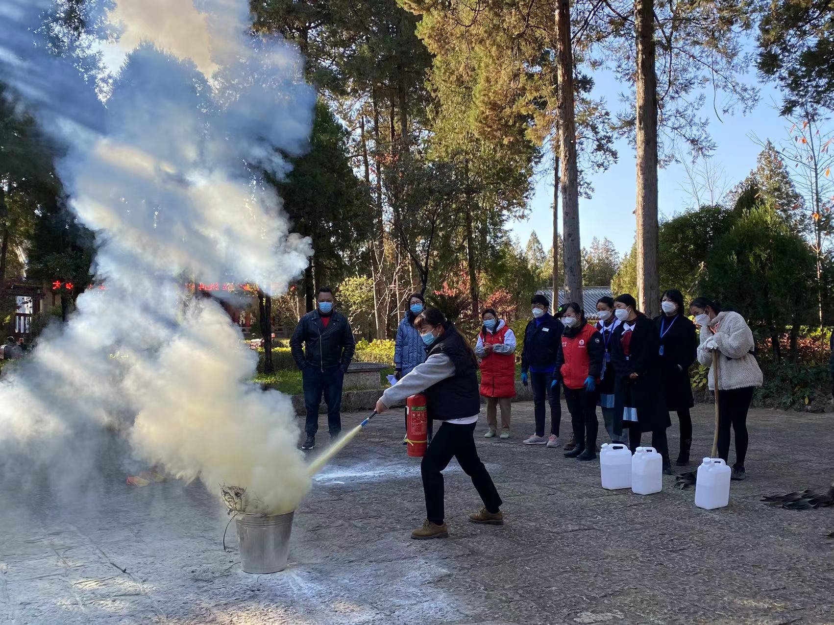 筑牢安全防火墙  丽江古城狮子山景区开展森林防火基础培训和应急演练 (6).jpg