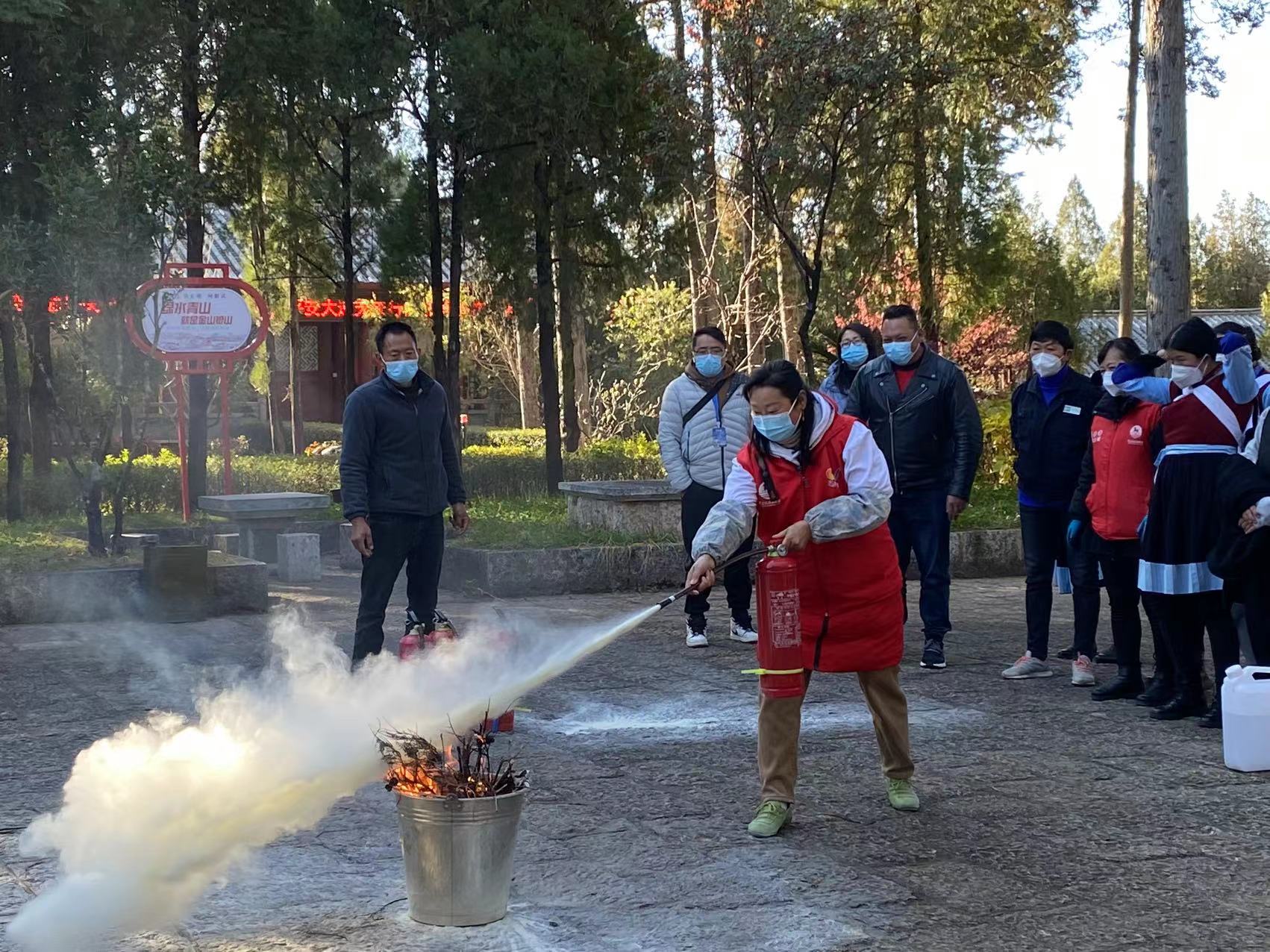 筑牢安全防火墙  丽江古城狮子山景区开展森林防火基础培训和应急演练 (7).jpg