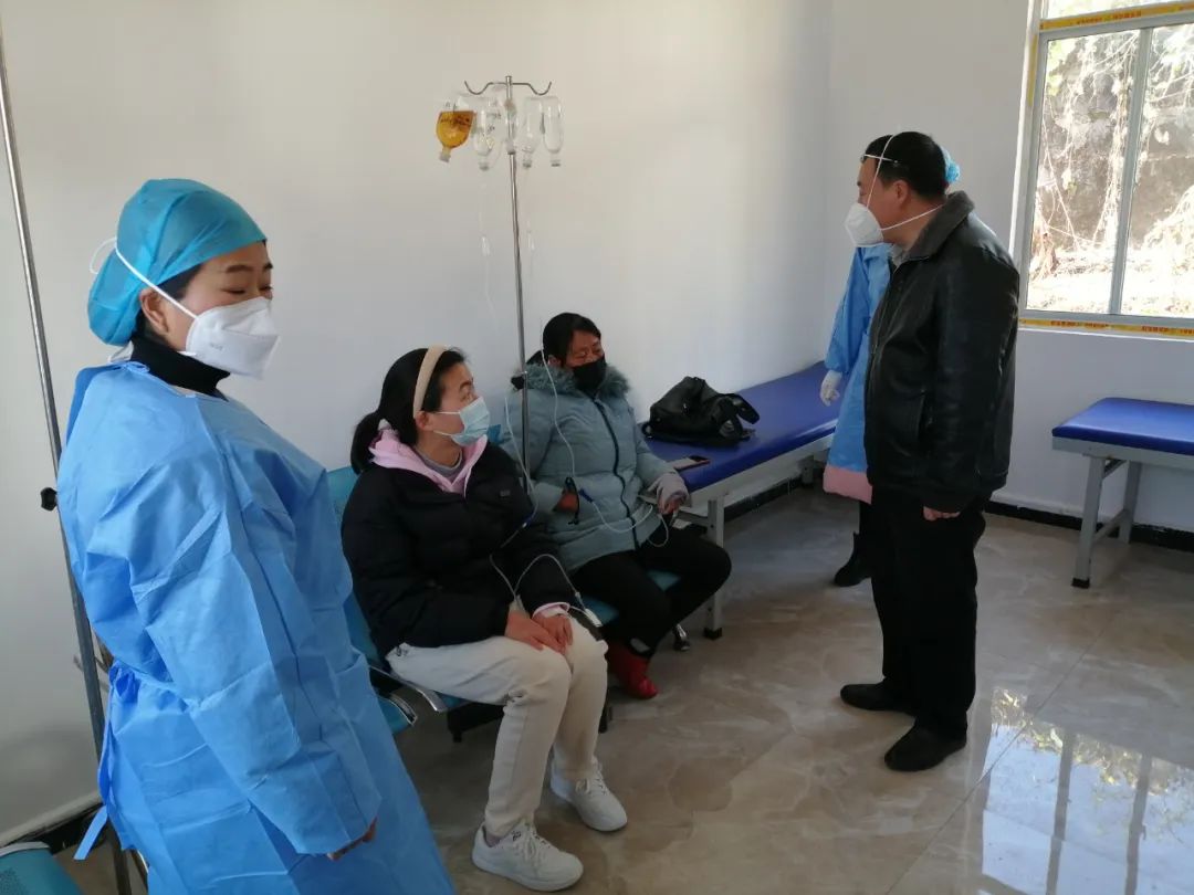 永胜县开展新冠病毒感染重症患者识别处置及医疗救治巡回指导工作.jpg