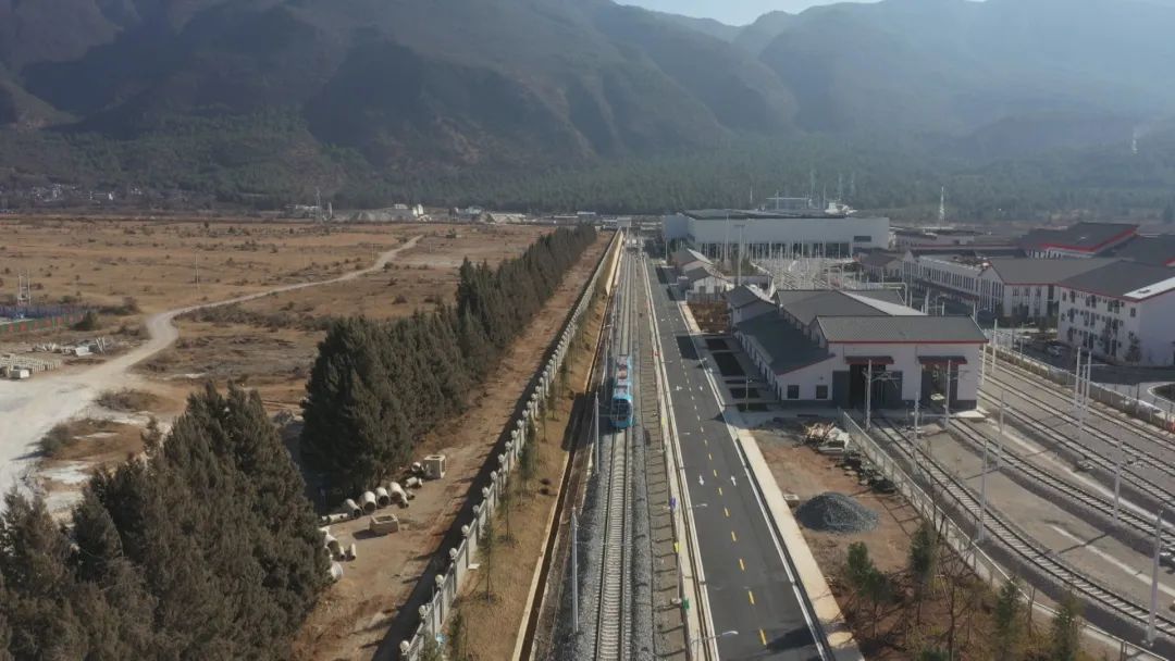 春节自驾车将玉龙雪山堵了个水泄不通 丽江观光火车什么时候用？