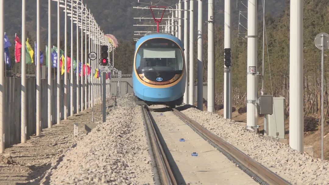 春节自驾车将玉龙雪山堵了个水泄不通 丽江观光火车什么时候用？