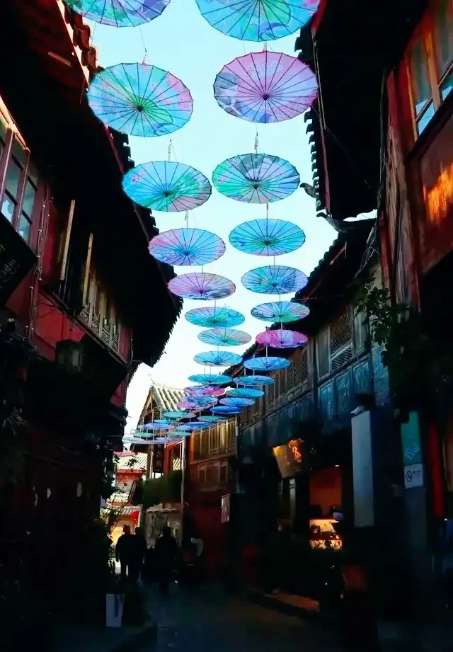 把你浪漫在春天的丽江油纸伞 太美好！