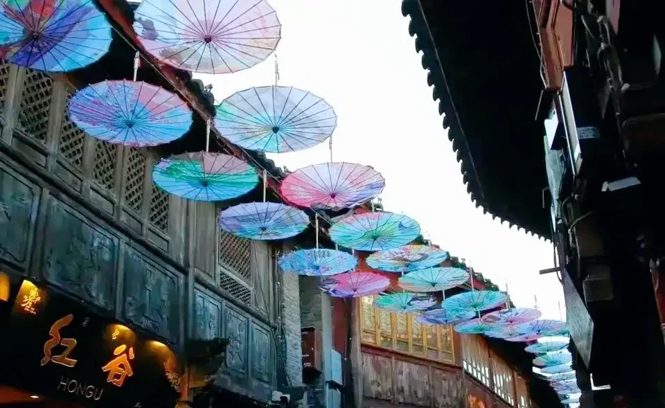 把你浪漫在春天的丽江油纸伞 太美好！