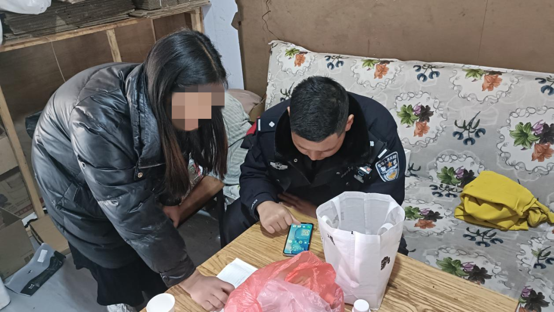 接到“民警”来电  她马上就要转账.png