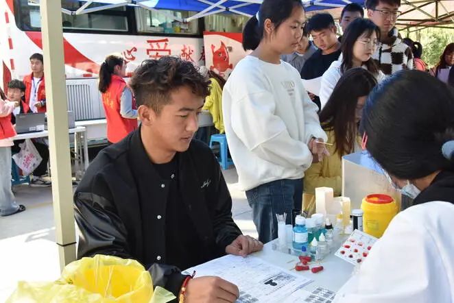 丽江师专230名学子挽袖献血 (2).jpg