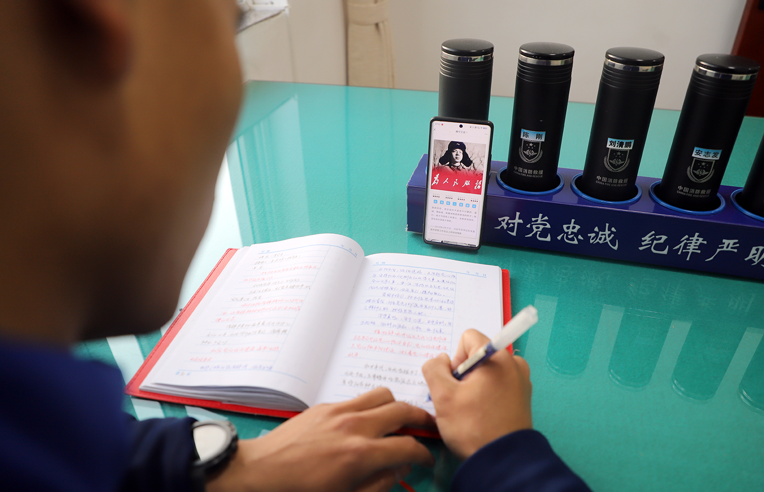 丽江：森林消防学雷锋，为民实践当先锋 (4).JPG