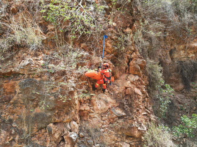丽江永胜县森林消防中队开展绳索训练 提升救援技能 (1).png