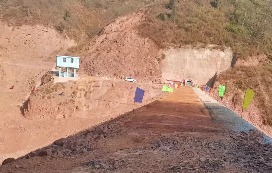 永胜县扎实德水库大坝顺利封顶 (2).jpg