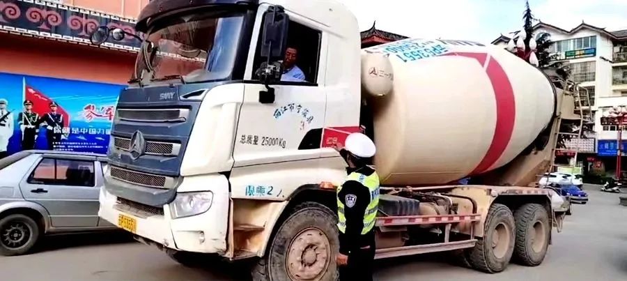 宁蒗城区为减少城区交通噪音污染按下“静音键” (2).jpg