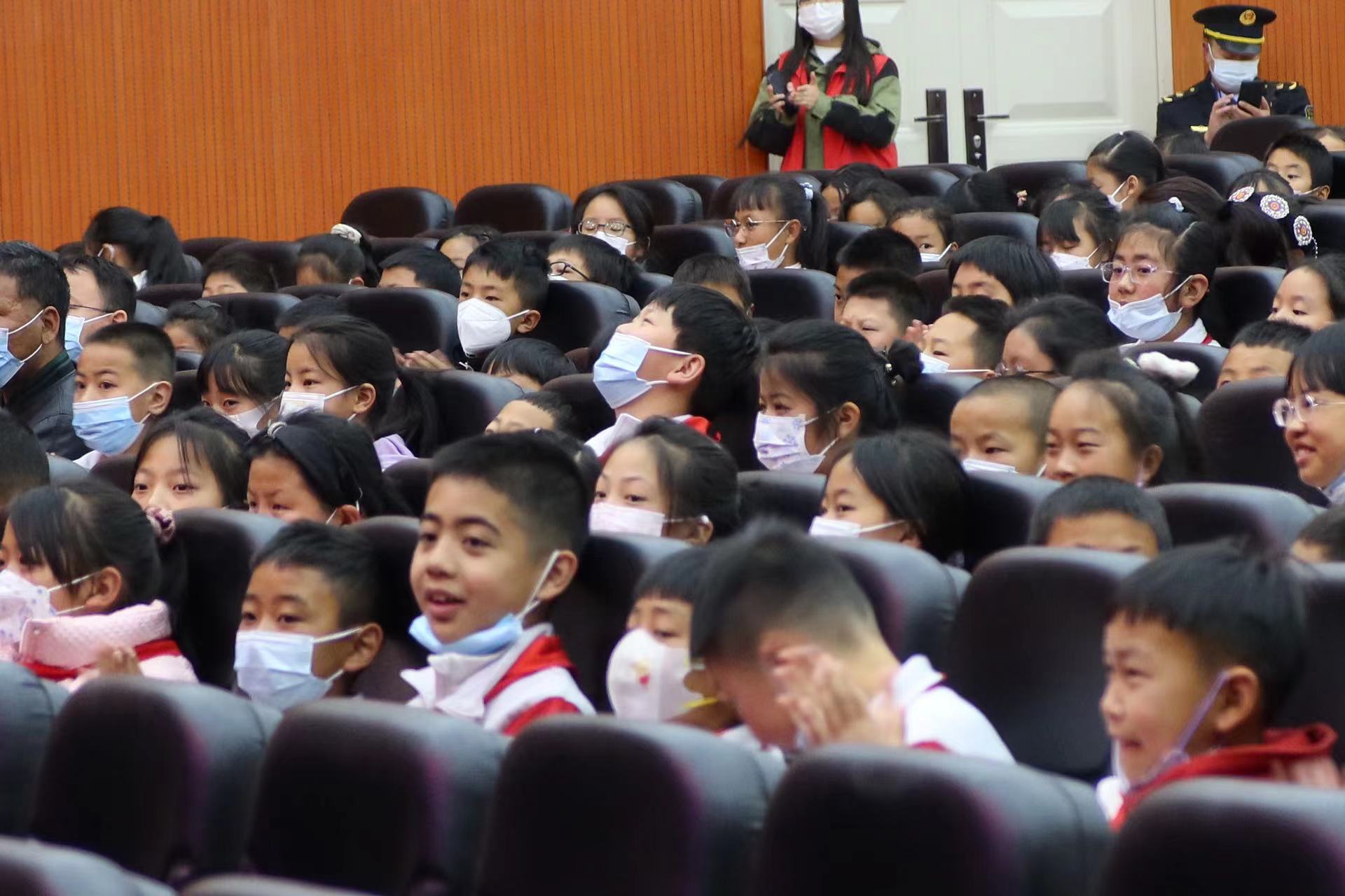 中国儿艺“五十六朵花”公益演出在丽江启幕 (3).jpg