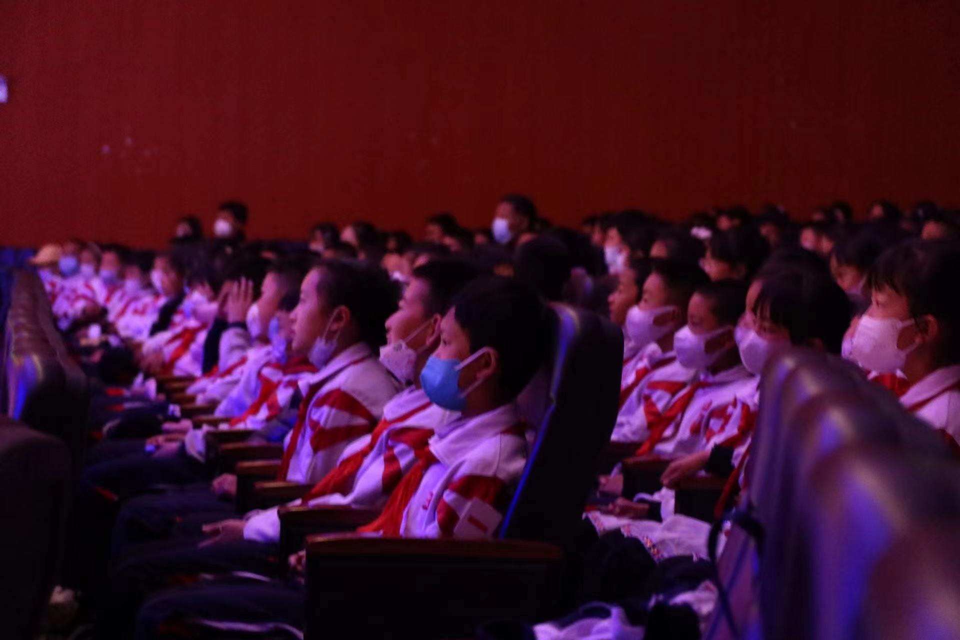 中国儿艺“五十六朵花”公益演出在丽江启幕 (4).jpg