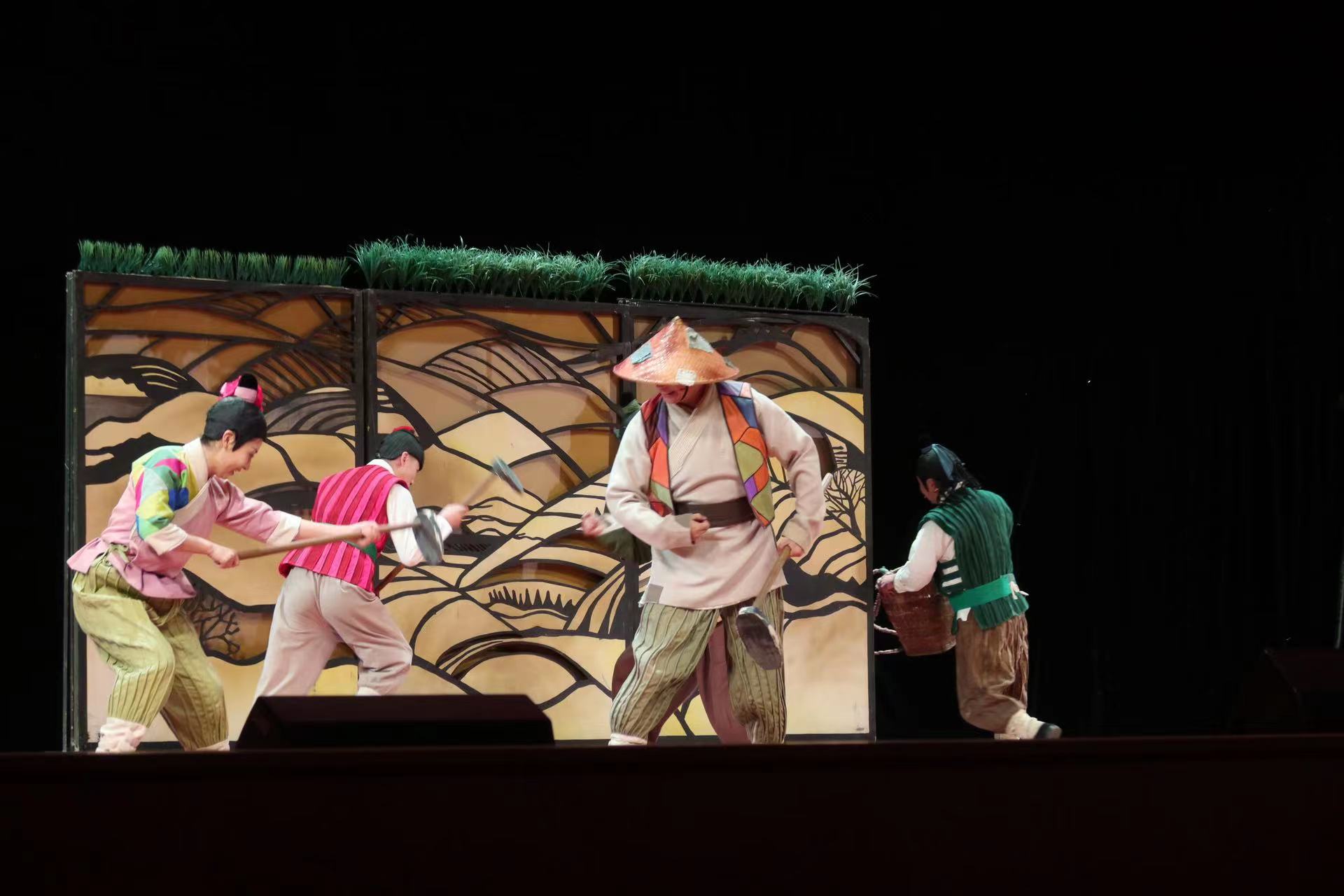 中国儿艺“五十六朵花”公益演出在丽江启幕 (8).jpg