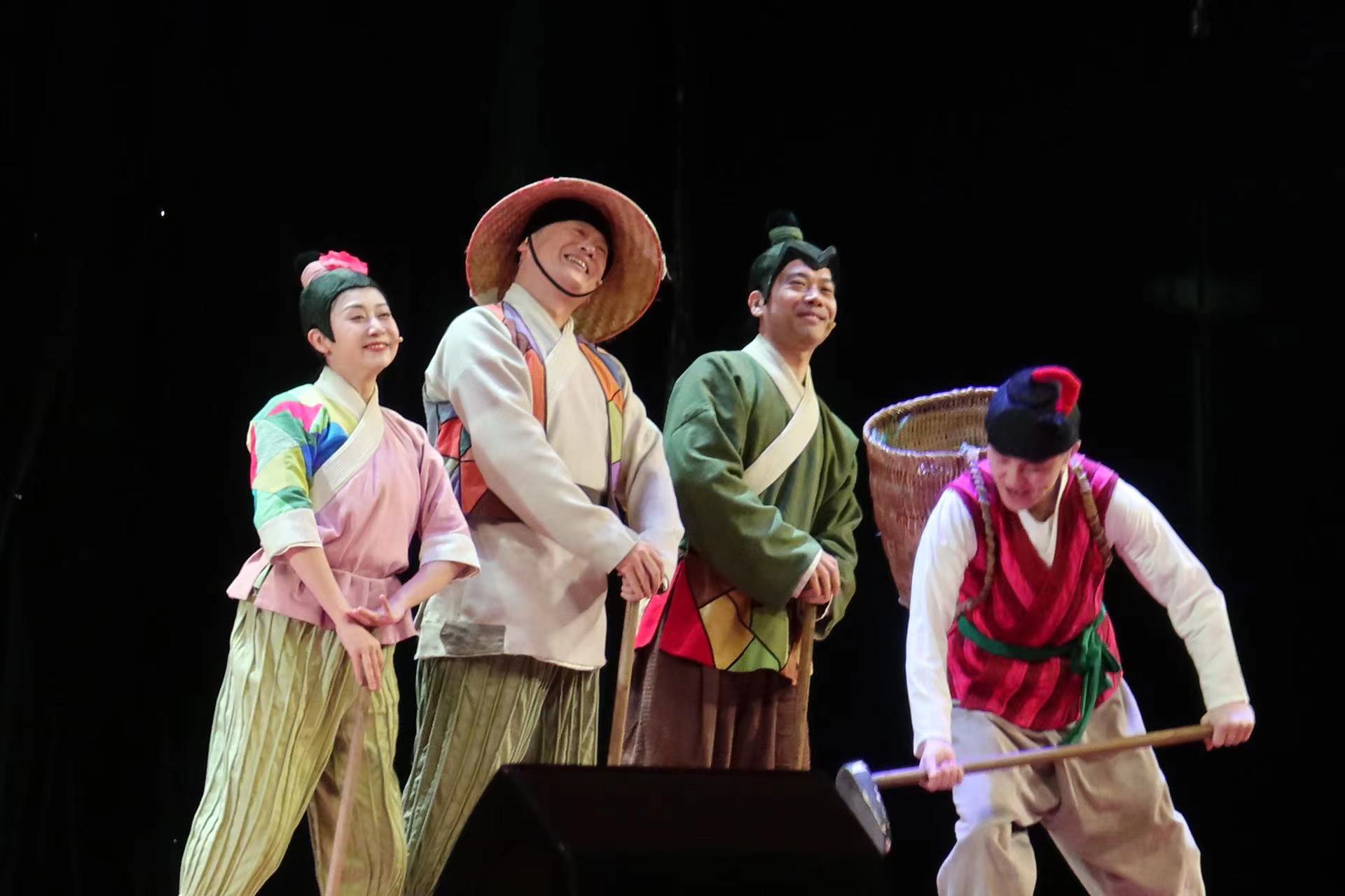 中国儿艺“五十六朵花”公益演出在丽江启幕 (7).jpg