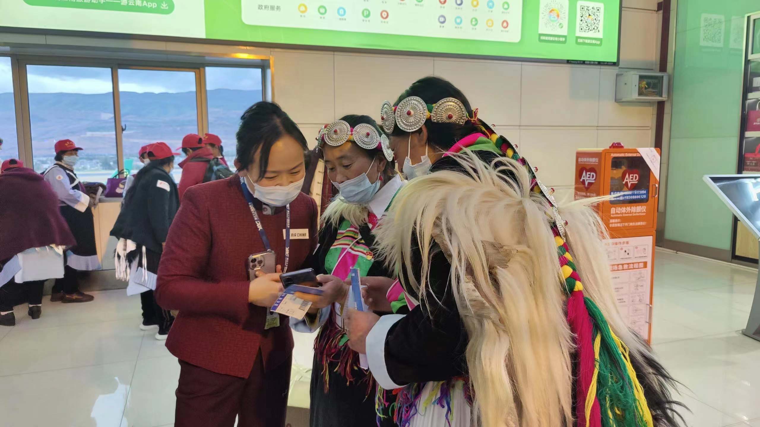 100 名丽江银发旅客“圆梦北京” (3).jpg