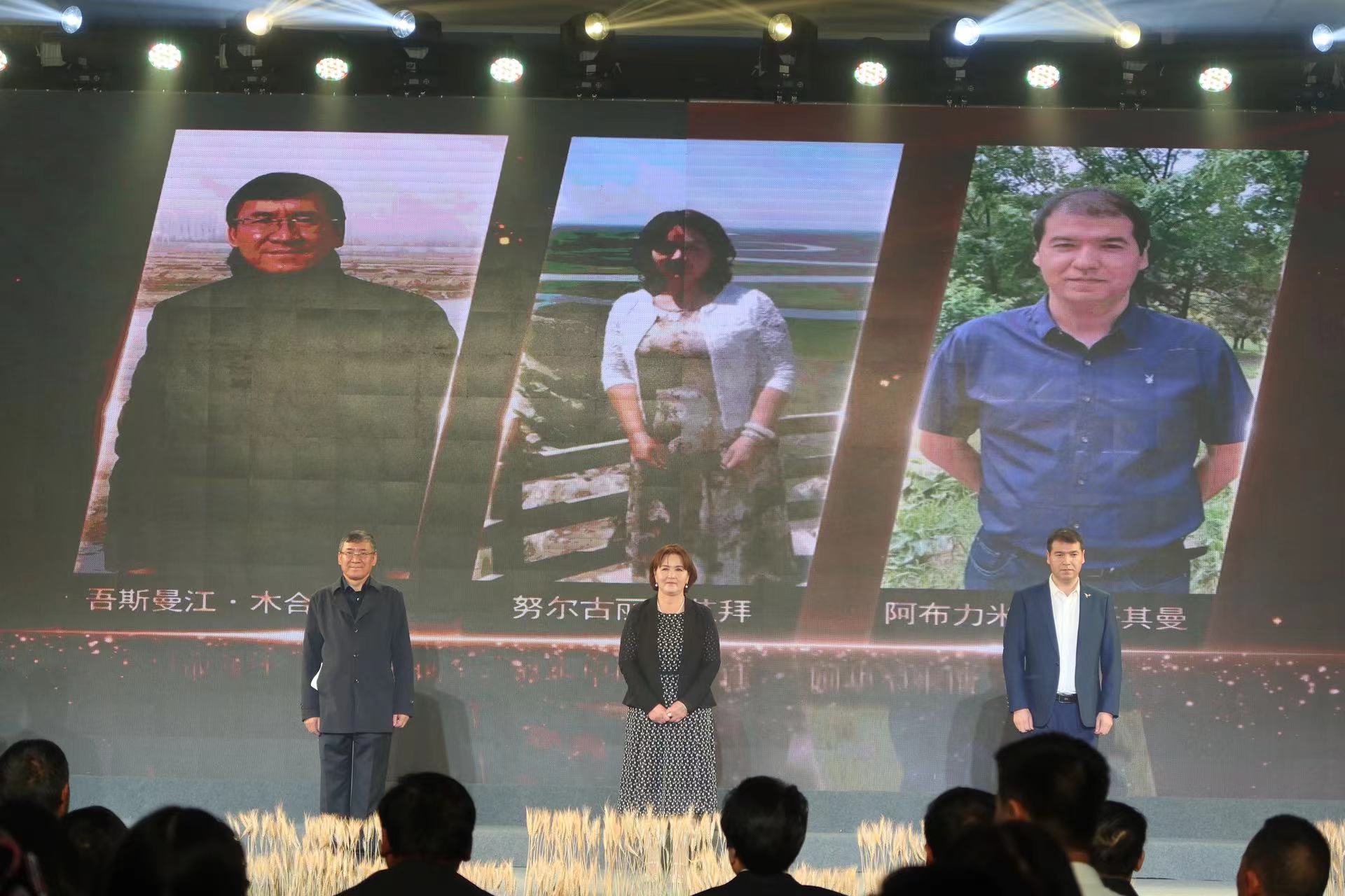 《民族文学》年度奖颁奖典礼永久落户丽江 (2).jpg