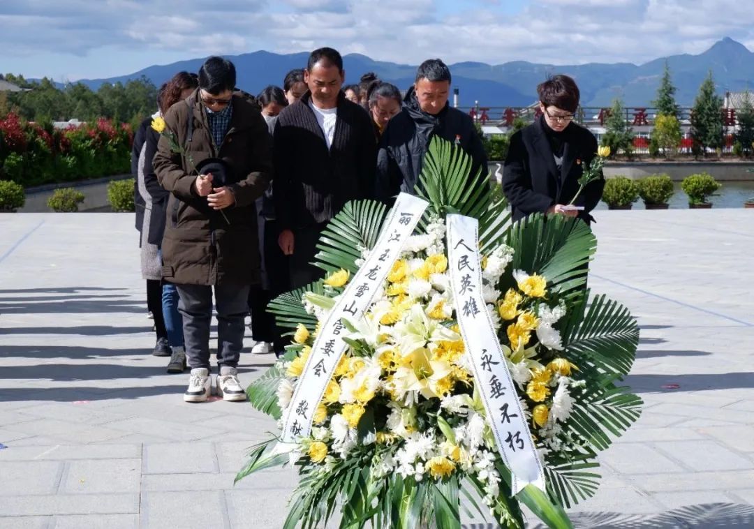 玉龙雪山景区开展“缅怀革命先烈 赓续红色血脉”清明祭扫活动 (2).jpg