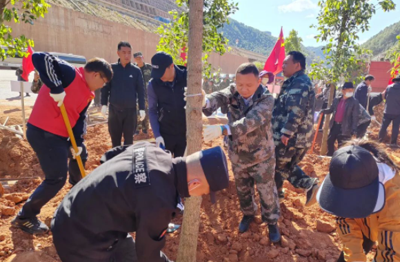 宁蒗县四套班子领导义务植树添新绿 (2).png