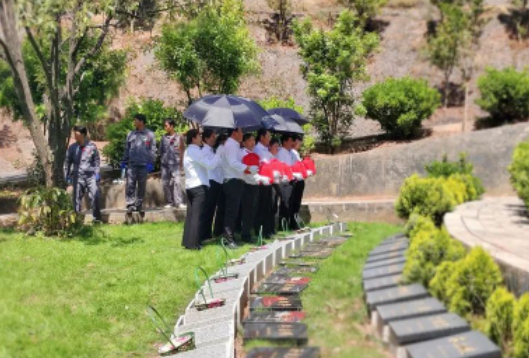 华坪县举行集体免费生态安葬仪式 (1).png