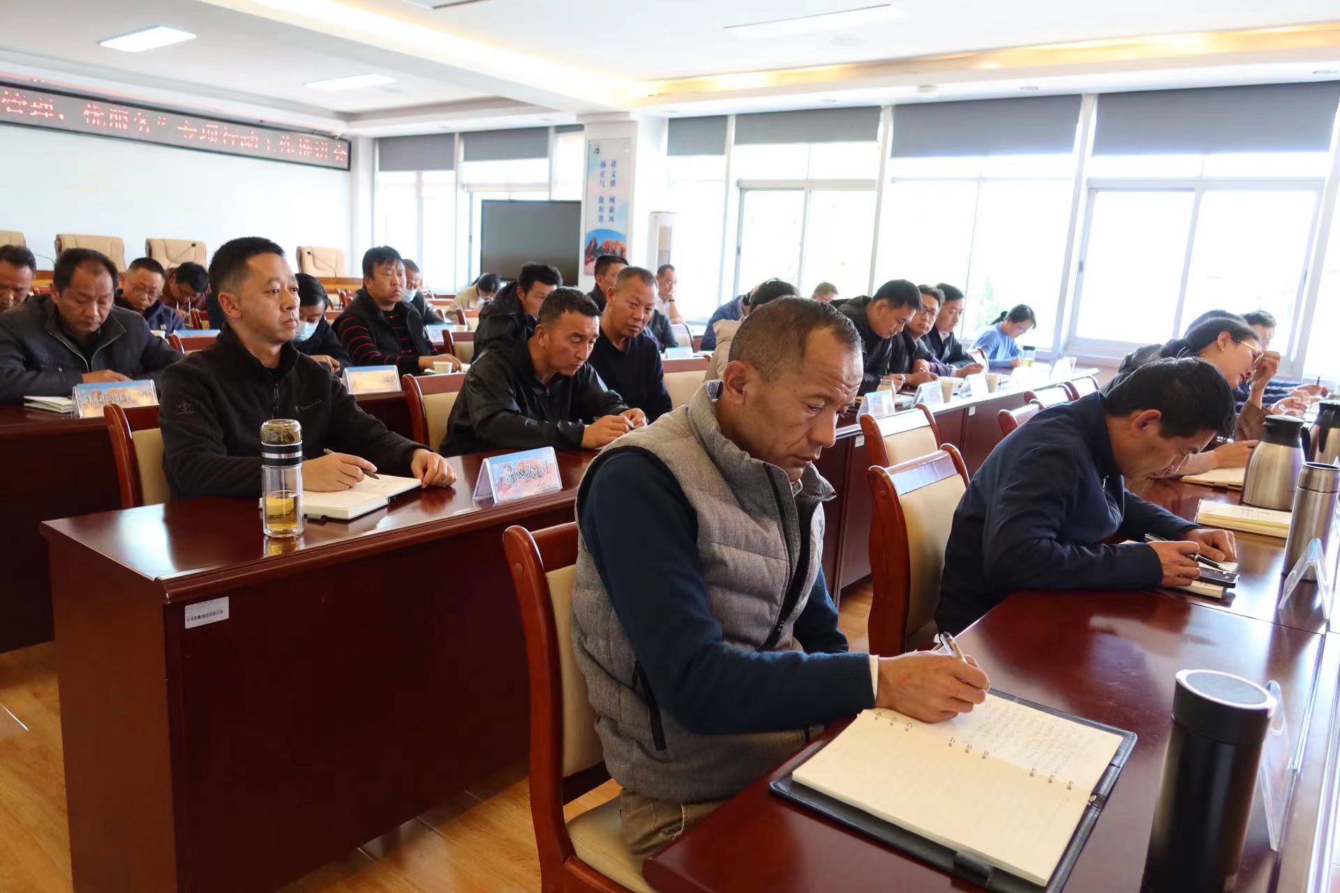 玉龙雪山景区召开“强管理 优服务”专项行动工作推进会 (2).jpg