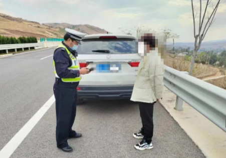 开车犯困  一男子竟在高速应急车道上停车呼呼大睡 (2).png