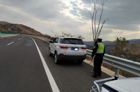 开车犯困  一男子竟在高速应急车道上停车呼呼大睡 (1).png