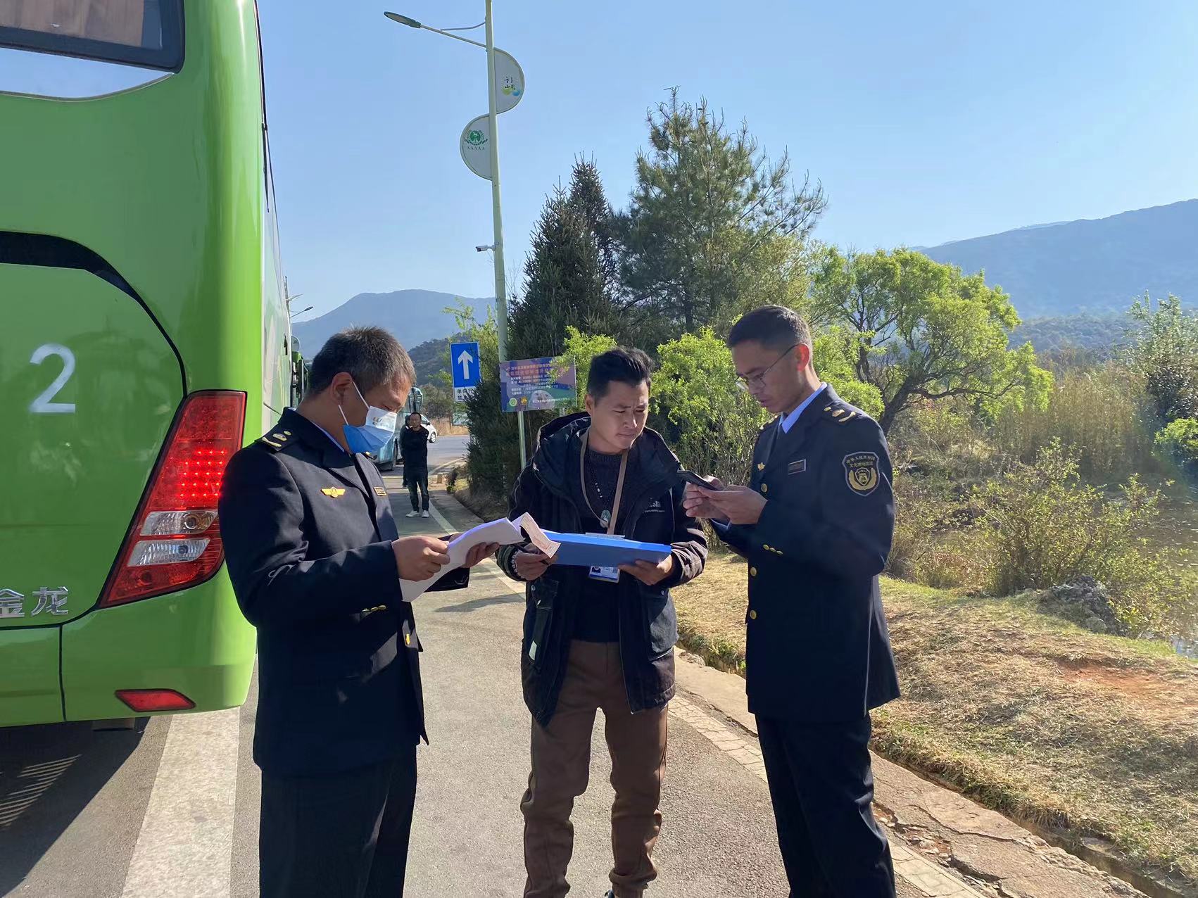 丽江旅游市场秩序综合整治 “铁拳行动”出击 (1).jpg