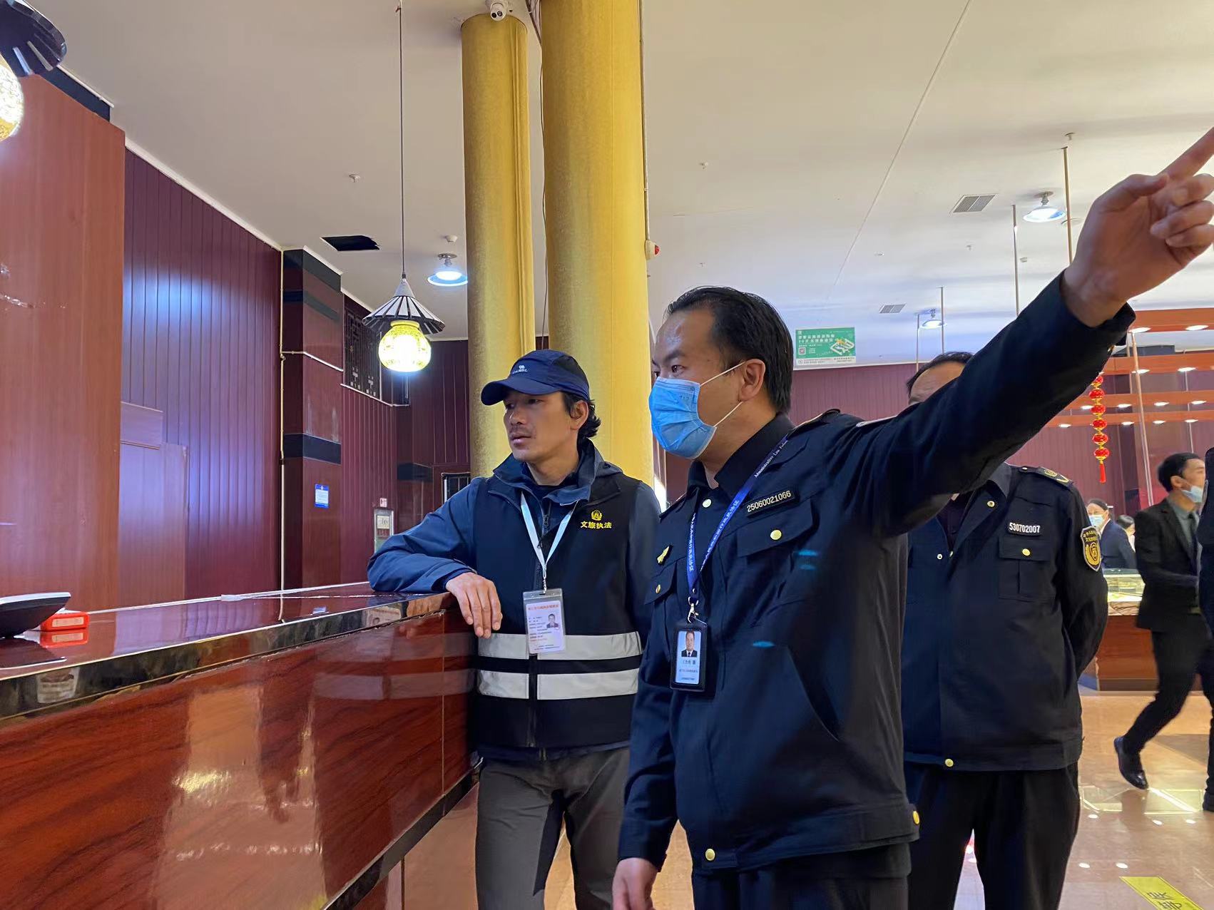 丽江旅游市场秩序综合整治 “铁拳行动”出击 (4).jpg