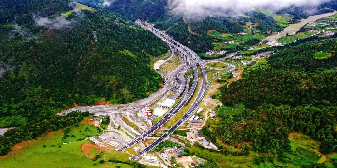 4月16日起  丽香高速虎跳峡收费站通车运营 (1).jpg