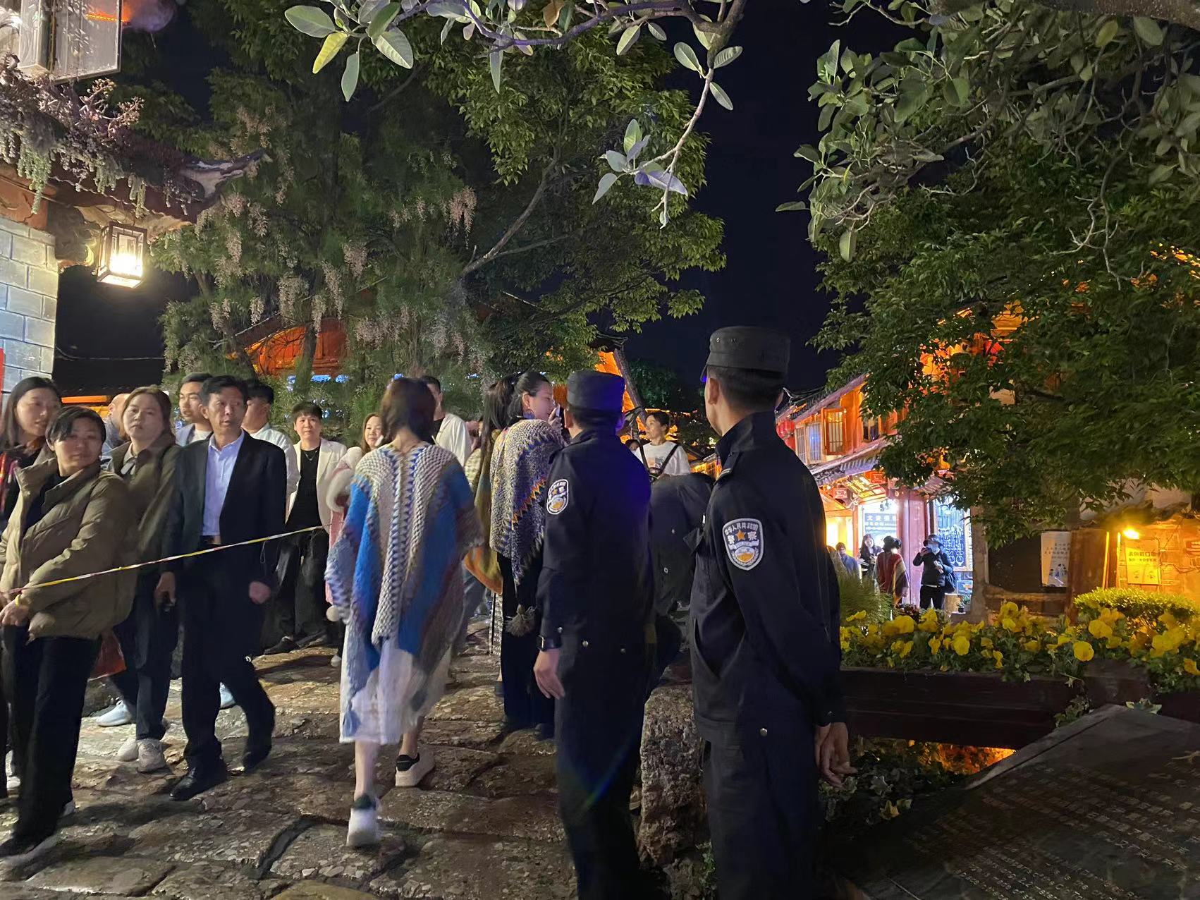 提升应急处理能力  丽江古城开展旅游高峰期应急疏导演练 (4).jpg