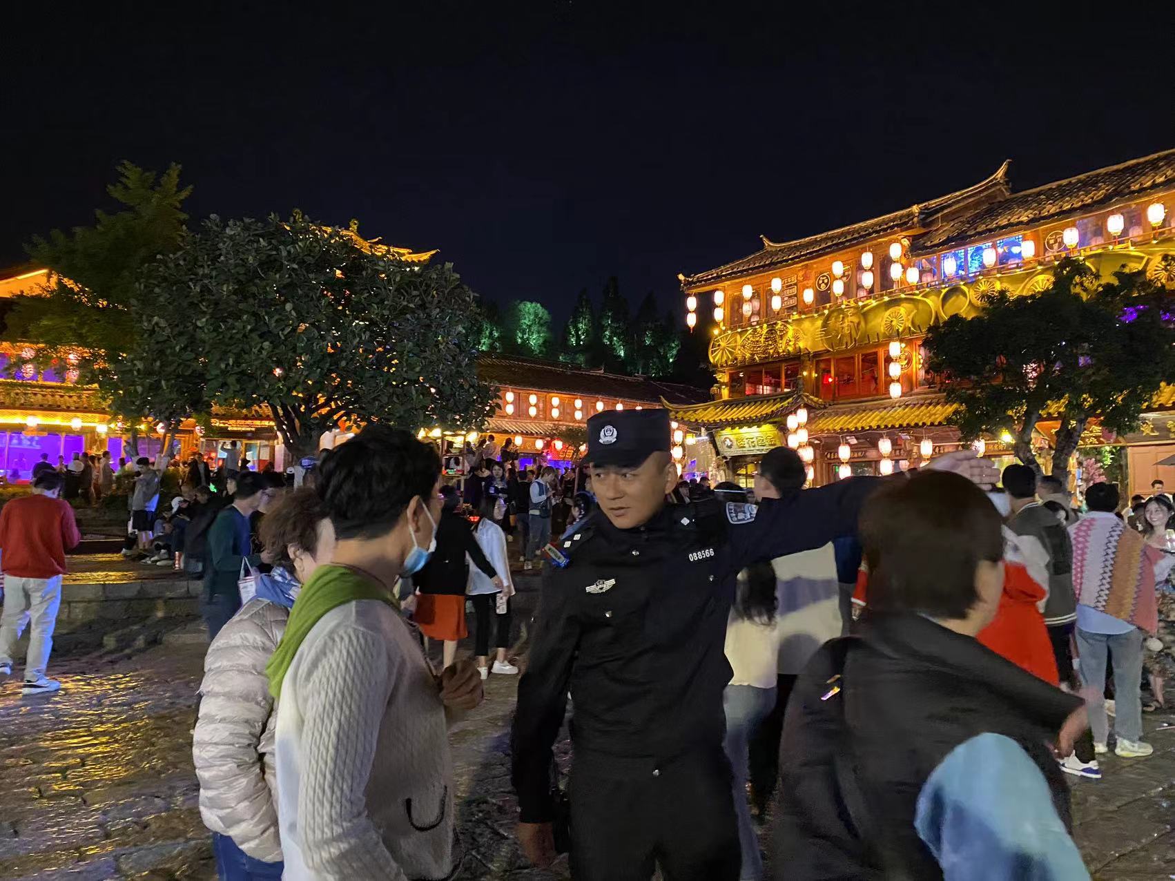 提升应急处理能力  丽江古城开展旅游高峰期应急疏导演练 (8).jpg