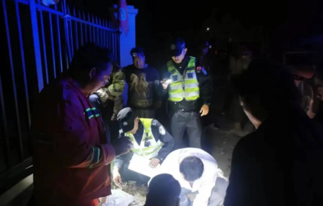 无牌无证驾驶摩托车  撞倒年迈老人逃离现场 (1).png