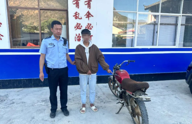 无牌无证驾驶摩托车  撞倒年迈老人逃离现场 (2).png