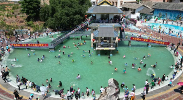 华坪县龙井村  万人狂欢共度泼水节 (1).png