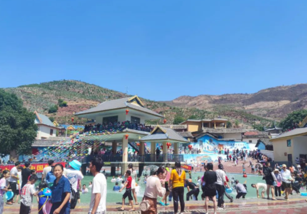 华坪县龙井村  万人狂欢共度泼水节 (2).png