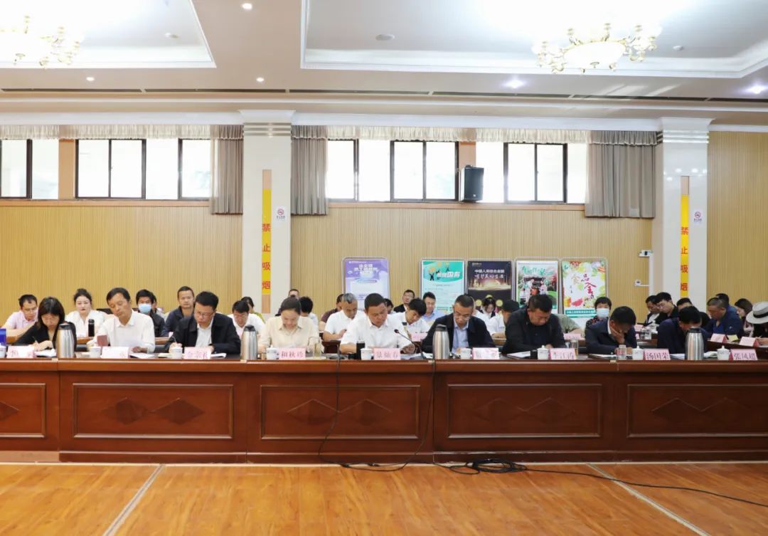 玉龙县召开2023年政银保企合作座谈会，现场银企合作签约155 (2).jpg