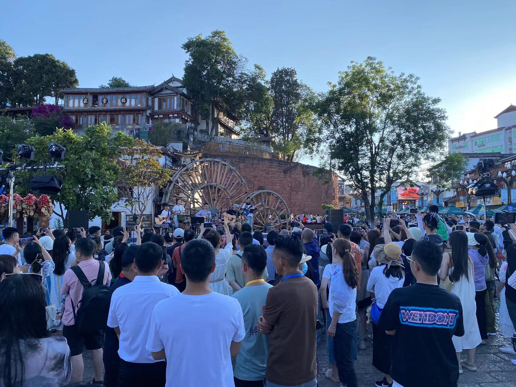 丽江古城民谣广场 听醉了！ (2).jpg