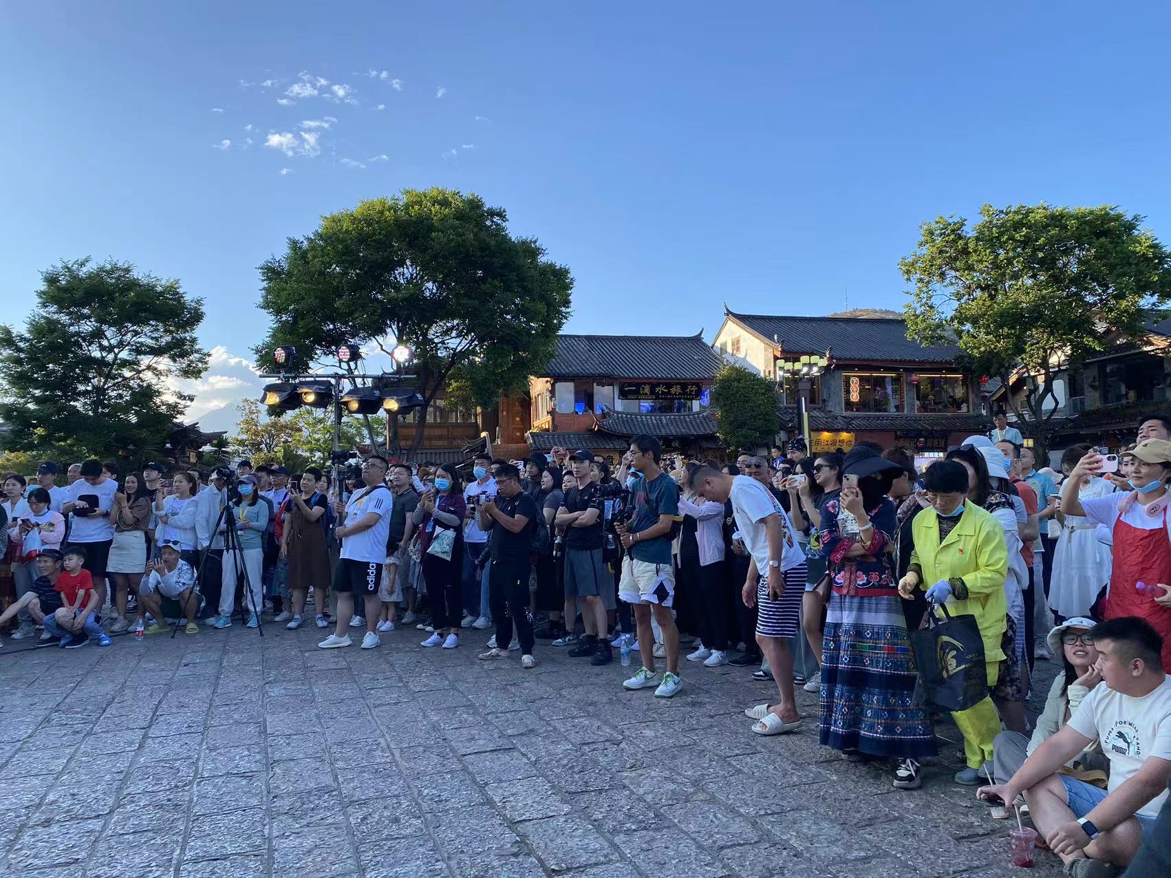 丽江古城民谣广场 听醉了！ (6).jpg