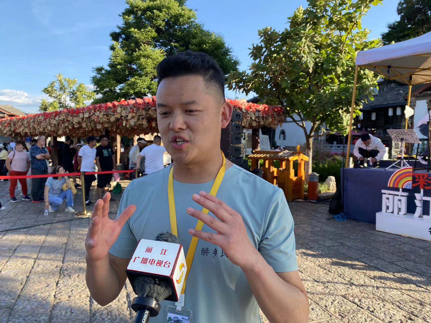 丽江古城民谣广场 听醉了！ (5).jpg