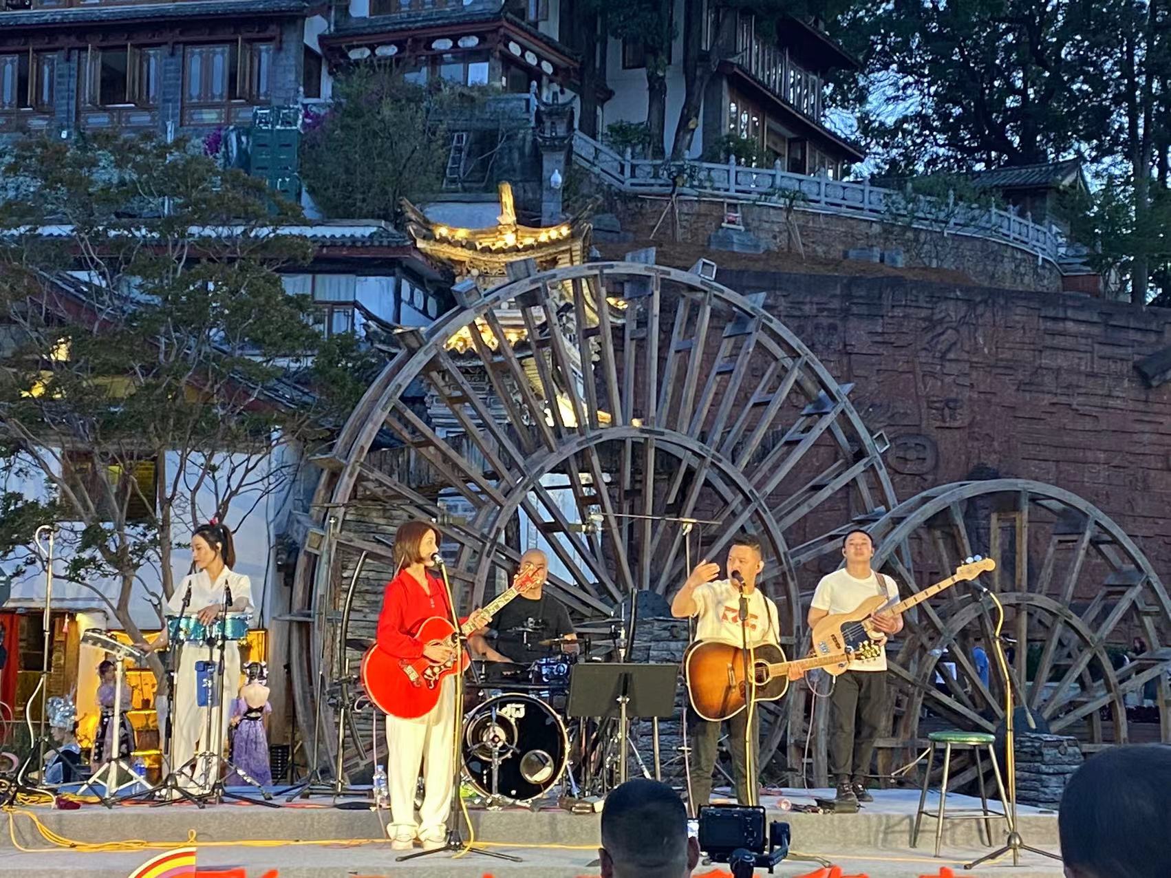 丽江古城民谣广场 听醉了！ (8).jpg