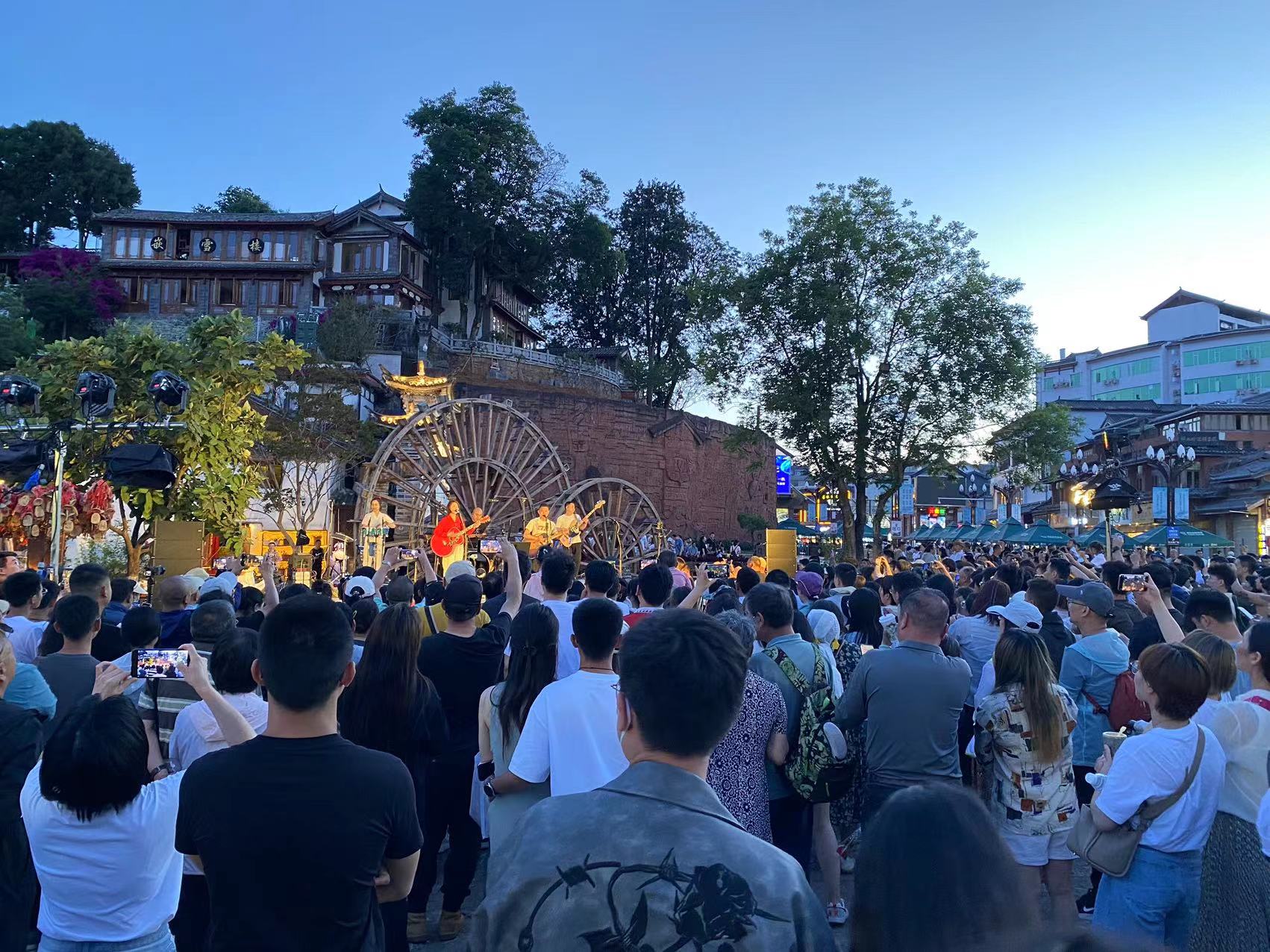 丽江古城民谣广场 听醉了！ (7).jpg