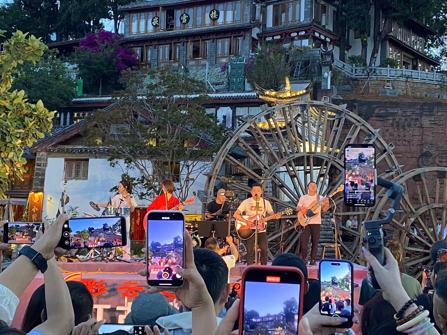 丽江古城民谣广场 听醉了！ (10).jpg