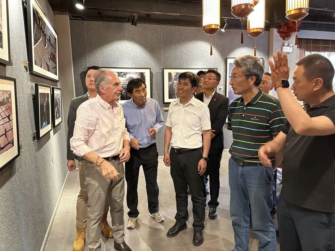 国际摄影大师迈克·弗里曼个展在丽江开展 (2).jpg