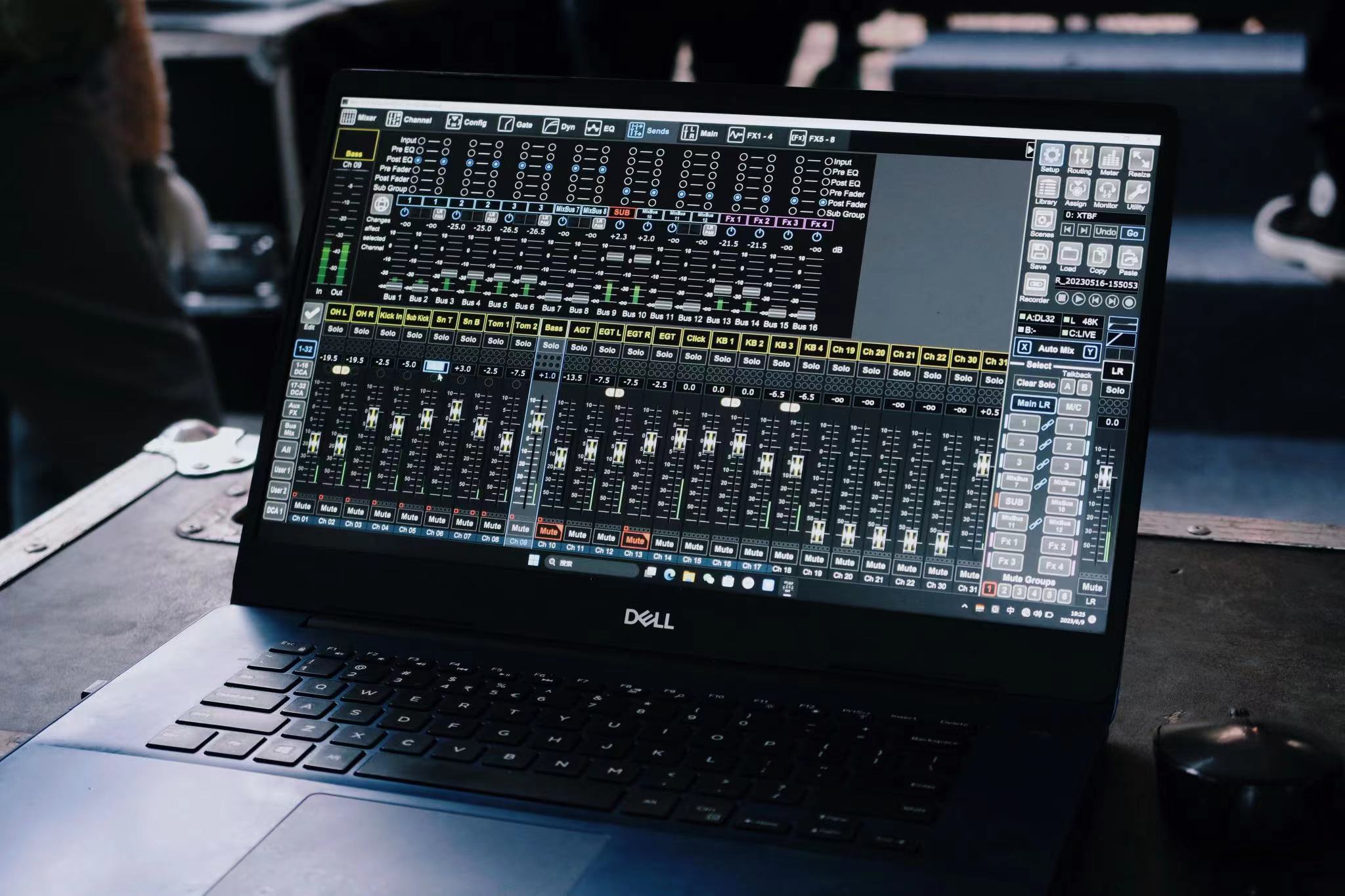 丽江古城民谣广场万古楼开唱  雨夜民谣更动人！ (10).jpg