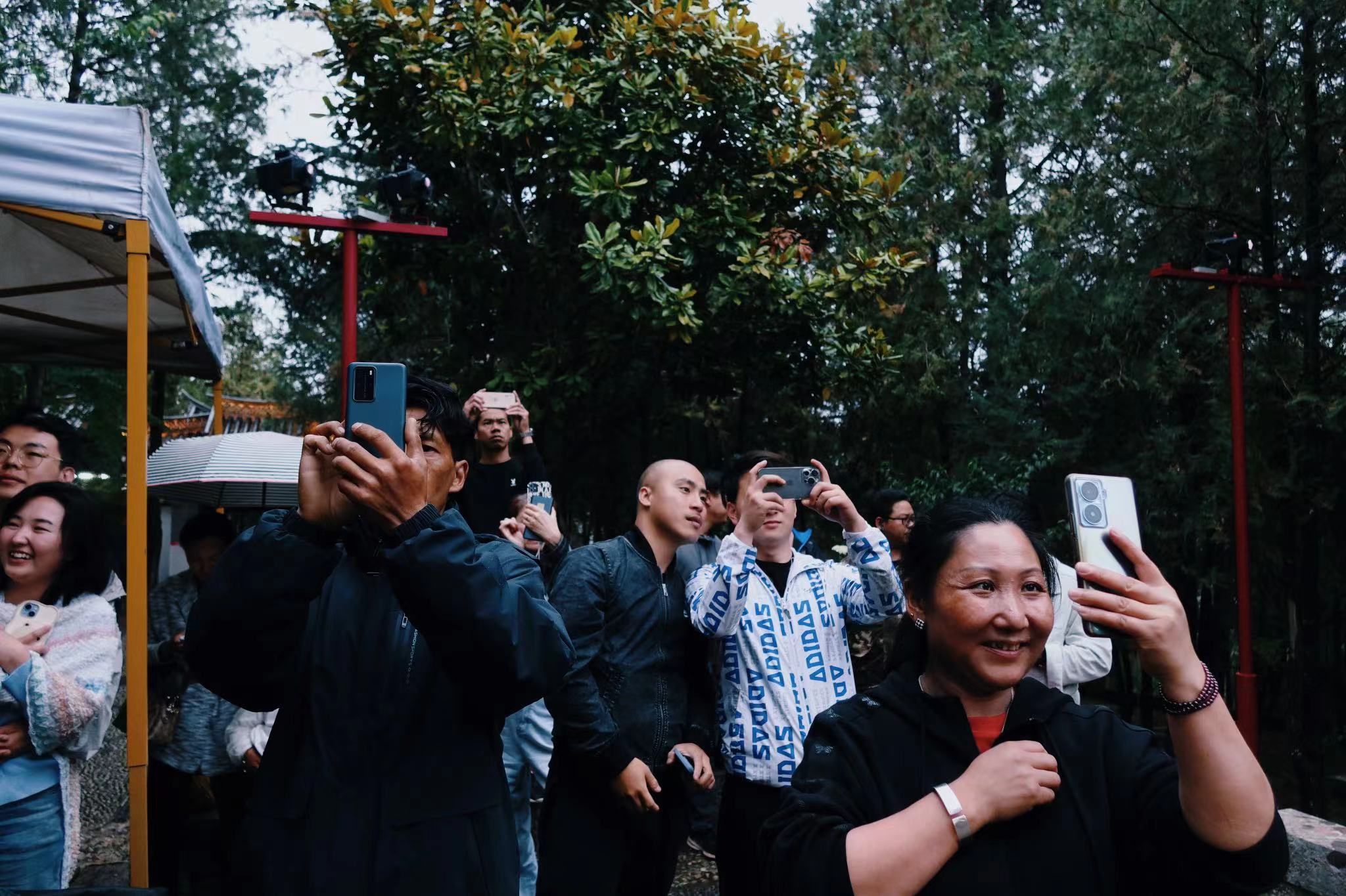 丽江古城民谣广场万古楼开唱  雨夜民谣更动人！ (3).jpg