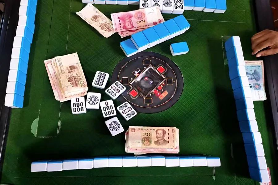 华坪警方查获一起赌博案件  6人当场被抓 (2).jpg